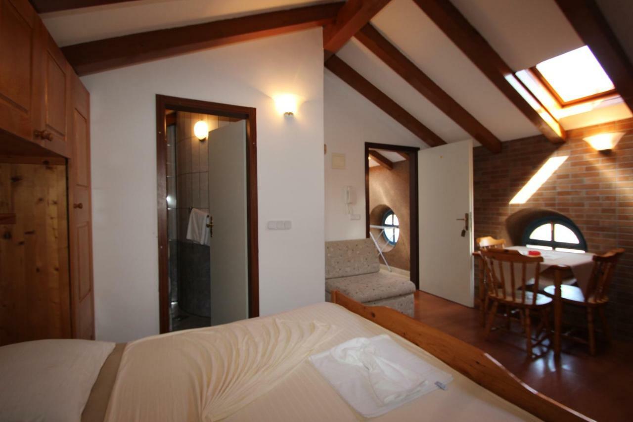 Appartments Mali Raj เวอร์ซาร์ ภายนอก รูปภาพ
